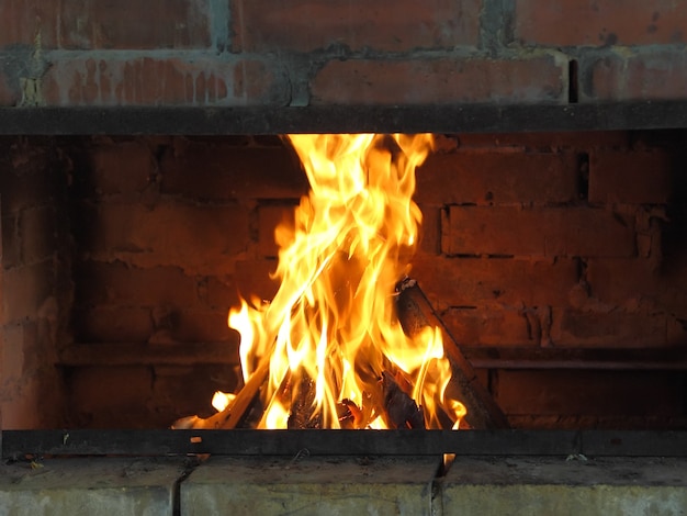 Acogedora chimenea en el patio trasero al aire libre.