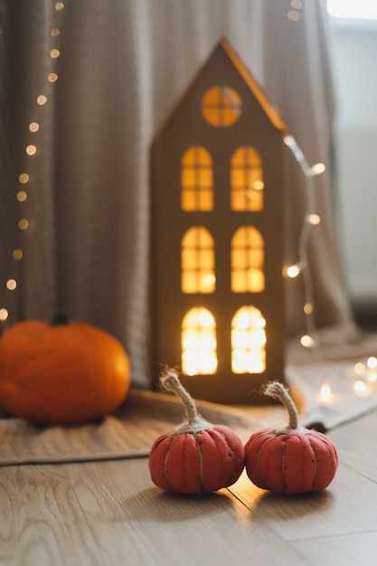 Acogedora decoración del hogar otoñal con calabazas de tela Concepto de Acción de Gracias y Halloween