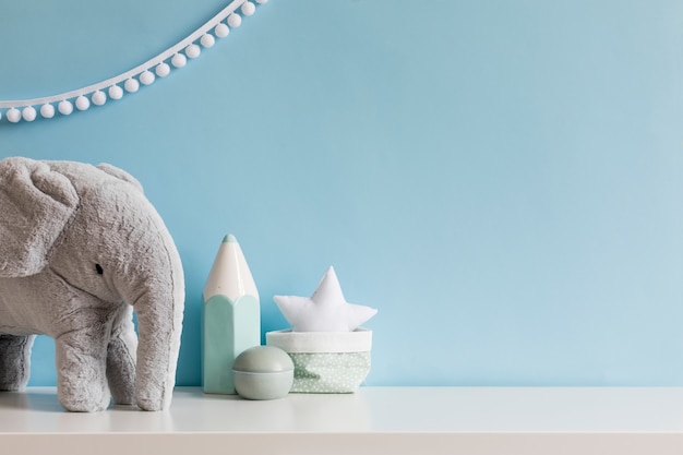 Acogedora habitación escandinava para bebés recién nacidos con elefante de peluche gris, lámpara de estrellas blancas y accesorios para niños