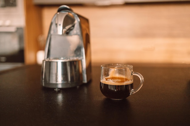 Acogedora mesa de escritorio para el hogar con una moderna máquina de café vaso de taza de desayuno