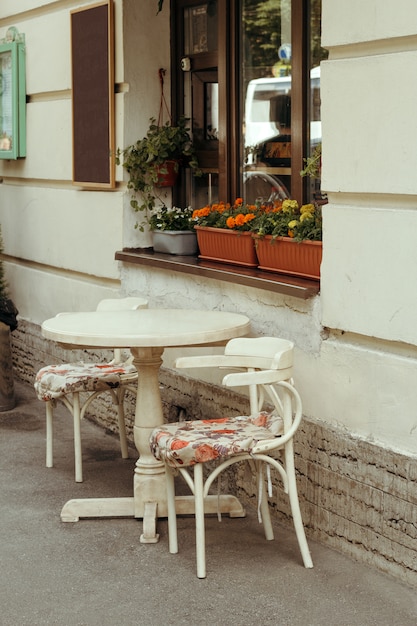 Foto acogedora mesa vintage de cafe en la calle.