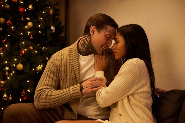Una acogedora noche de Navidad con una pareja amorosa compartiendo momentos en casa