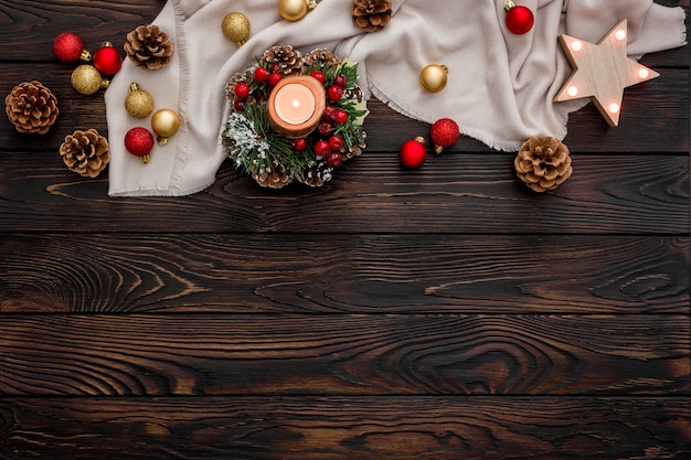 Foto acogedora noche de navidad sobre un fondo de madera