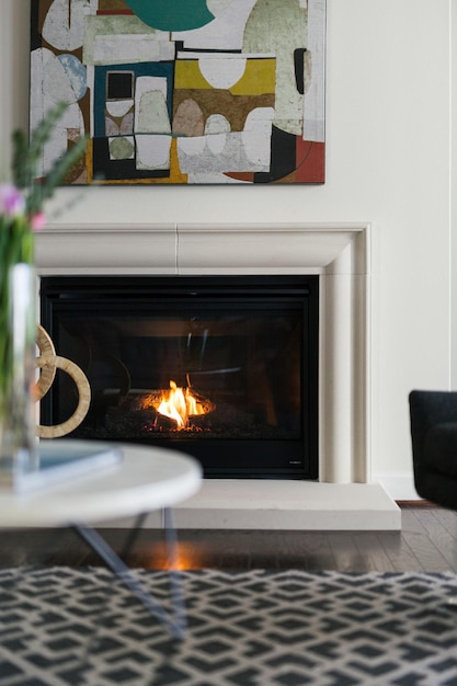 Acogedora sala de estar con chimenea