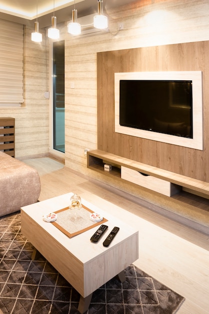 Acogedora sala de estar moderna con electrodomésticos inteligentes