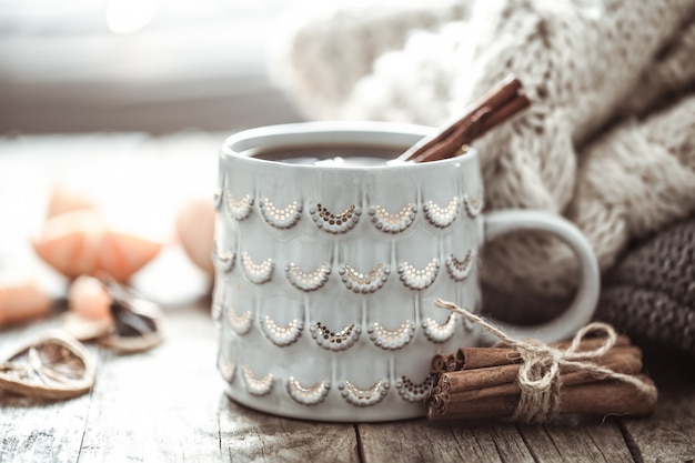 una acogedora taza de té de Navidad bodegón