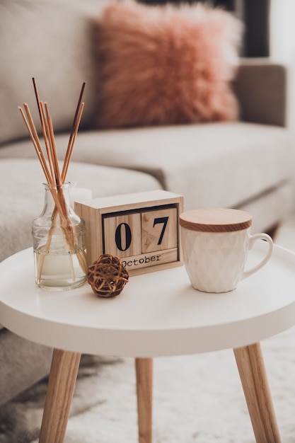 Foto acogedoras decoraciones para el hogar en el interior con taza de té.