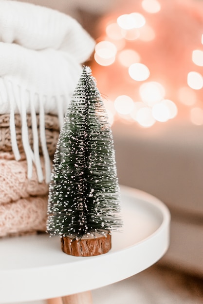 Acogedoras decoraciones para el hogar en el interior con tejido de punto y árbol de navidad