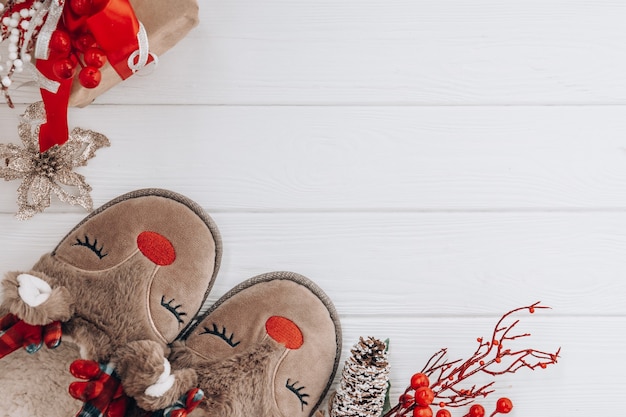 Acogedoras zapatillas de reno y adornos navideños