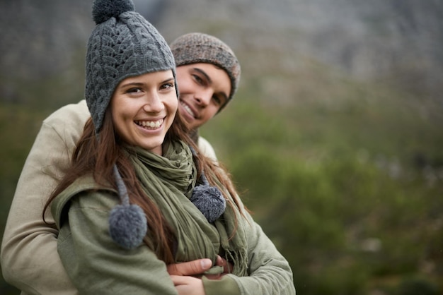 Acojo y retrato de pareja en excursiones vacaciones al aire libre amor y vínculo en la relación para la conexión La gente abraza y viaja para la exploración senderismo y seguridad en el matrimonio en la montaña