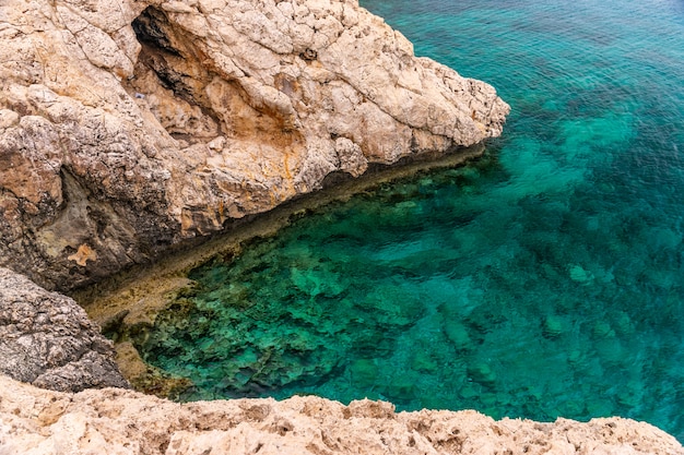 Acolhedora baía pitoresca nas margens do mar mediterrâneo