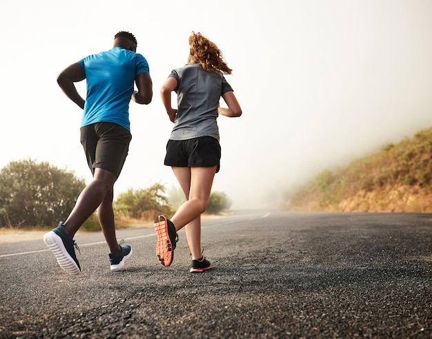 Acompanhe seus objetivos de condicionamento físico Foto de vista traseira de dois jovens esportivos para uma corrida juntos