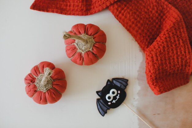 Aconchegante abóboras de tecido artesanal e biscoitos de gengibre de Halloween, vista superior