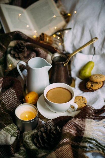 Aconchegante arranjo de fim de semana em casa decorações de quarto quentes com cobertor de lã de café