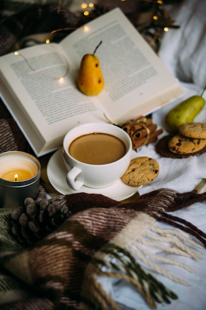 Aconchegante arranjo de fim de semana em casa decorações de quarto quentes com cobertor de lã de café