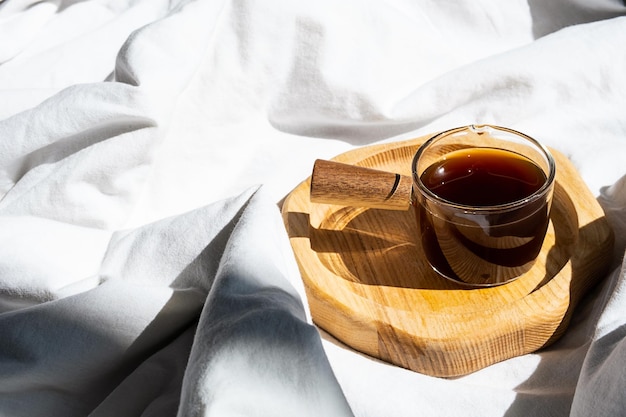 Aconchegante cena caseira com xícara de café na cama Conceito de manhã