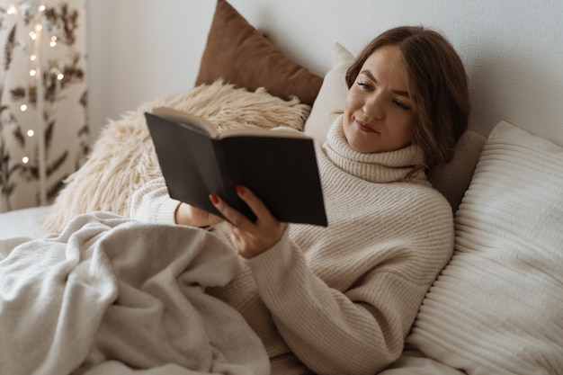 Aconchegante dia de inverno de outono. livro de leitura de mulher. estilo de vida confortável