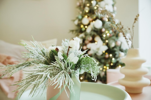 Aconchegante e bonito design moderno da sala em delicadas cores claras decoradas com árvore de Natal e elementos decorativos Interior elegante de Natal decorado em tons pastel Conforto em casa