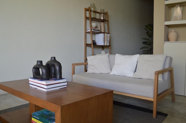Aconchegante estilo escandinavo e design moderno em casa de madeira maciça e cadeira de tecido