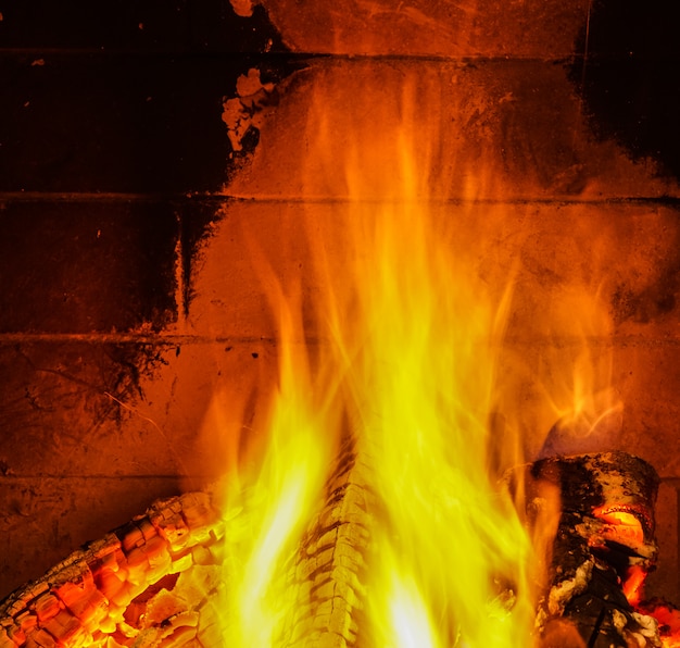 Aconchegante fogo na lareira, férias de inverno.