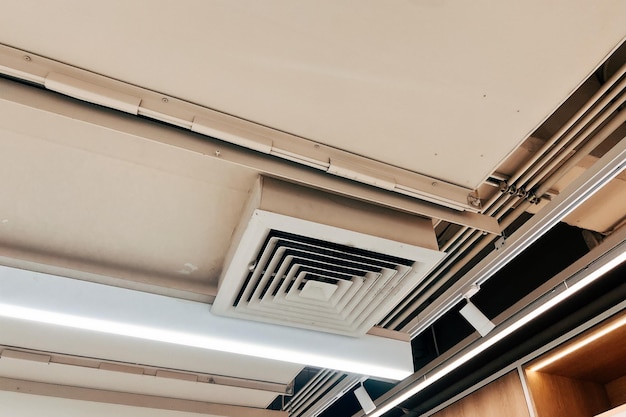 Acondicionador de aire tipo casete montado en el techo y luz de lámpara moderna en el techo blanco Acondicionador de aire de conducto para el hogar o la oficina