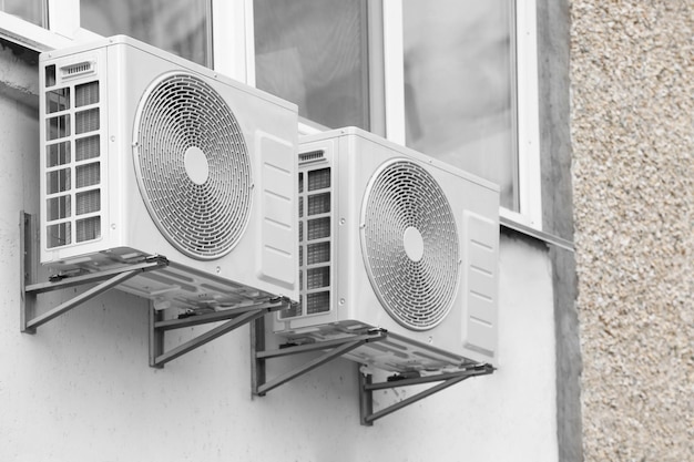 Acondicionadores de aire en la pared del edificio al aire libre