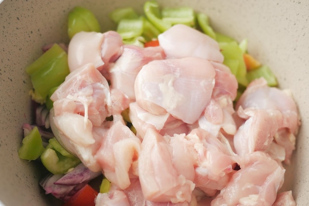 Acondicionamiento de pollo en un plato para cocinar