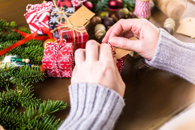 Acondicionar chocolates variados em caixinhas para os presentes de Natal.