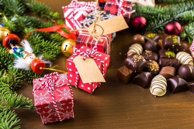 Acondicionar chocolates variados em caixinhas para os presentes de Natal.