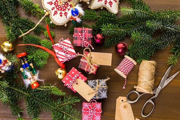 Acondicionar chocolates variados em caixinhas para os presentes de Natal.