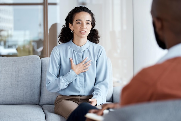 Aconselhamento terapêutico e conversa sobre saúde mental com paciente mulher e psicóloga no sofá Pessoa falando sobre ansiedade psicológica e depressão ou estresse com terapeuta para ajuda ou apoio