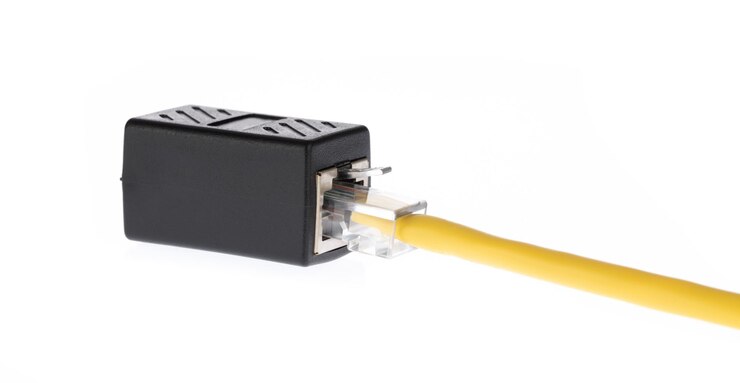Foto acoplador de cable del equipo conector lan aislado sobre fondo blanco.