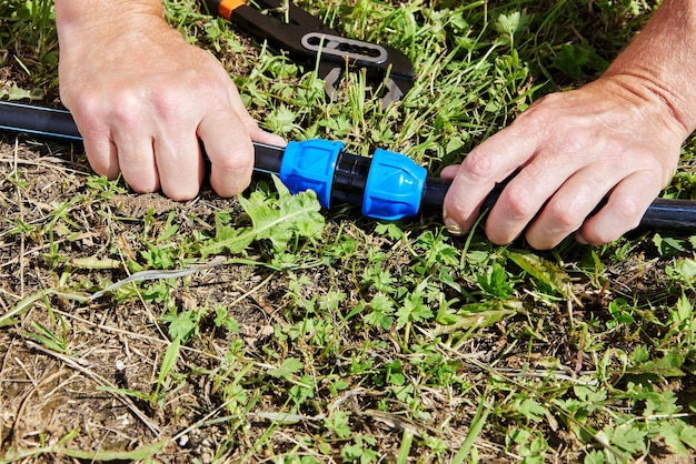 Foto el acoplamiento de sujeción por compresión de pp para tuberías de hdpe se instala en la tubería para regar el jardín