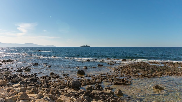 Un acorazado de la marina griega en mar abierto.