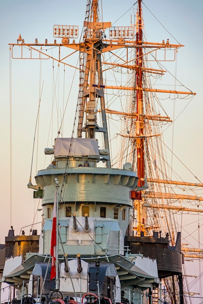 Acorazado y velero en puerto Gdynia