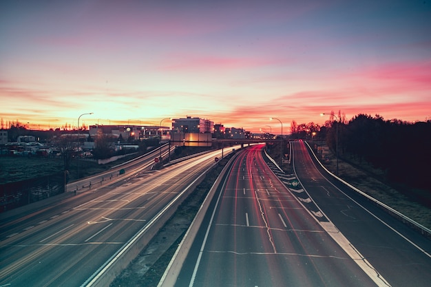 Foto acorda de luzes na estrada ao amanhecer