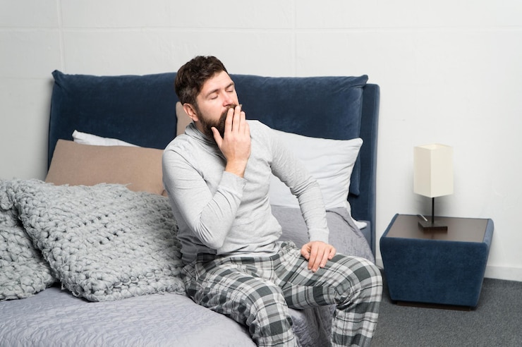 Foto acorde cedo dicas para acordar cedo homem barbudo hipster rosto sonolento acordando interior do quarto horário para estilo de vida saudável bocejo doce descanse e relaxe problema com o despertar matinal