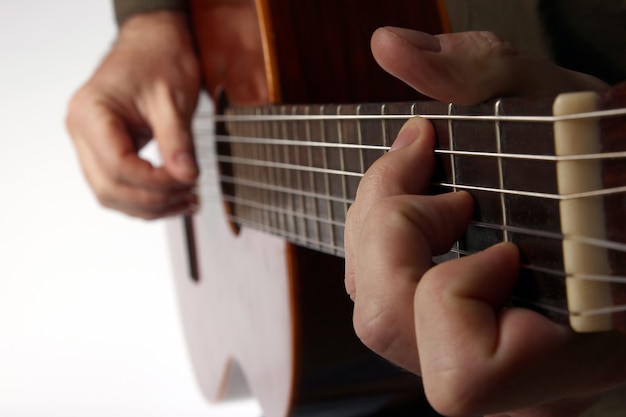 En el acorde tocando la guitarra clásica closeup