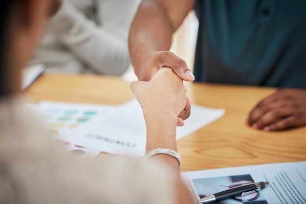 Acordo de contrato de aperto de mão ou fechamento de negociação na mesa em uma reunião entre profissionais Saudação de negócios obrigado ou gesto de boas-vindas para mostrar respeito com nova parceria ou integração