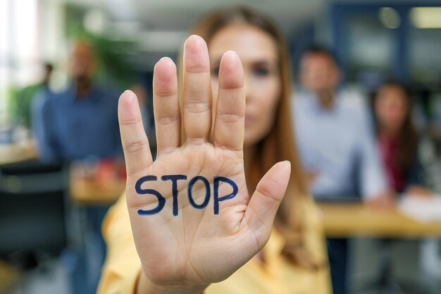 Foto acoso en el trabajo mujer triste enojada aterrorizada asustada asustada hombre parar sin presión maltrato masculino infeliz