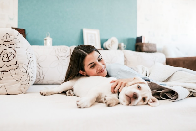 Acostado en la cama con un perro.