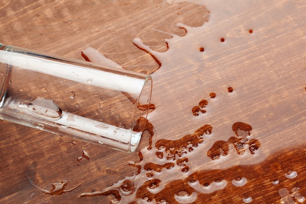 Acostado dlass y agua sobre la mesa