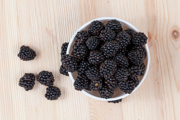 Acostado en la pizarra y la placa de frutos negros de blackberry