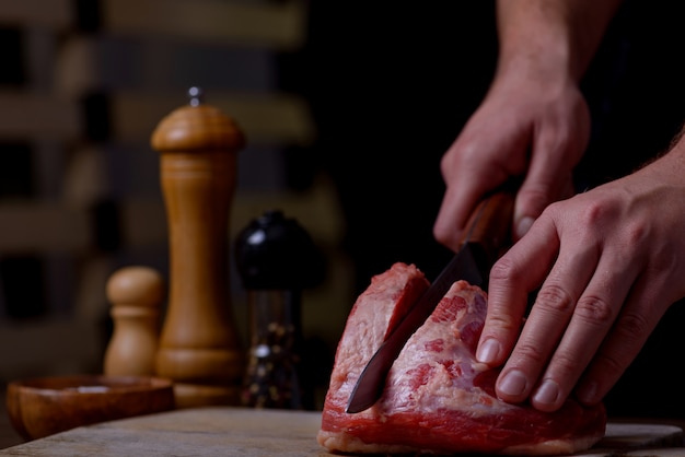 Foto açougueiro corta carne