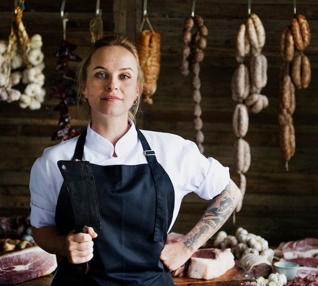 Açougueiro feminino vendendo carne em uma loja de açougueiro comida fotografia receita idéia