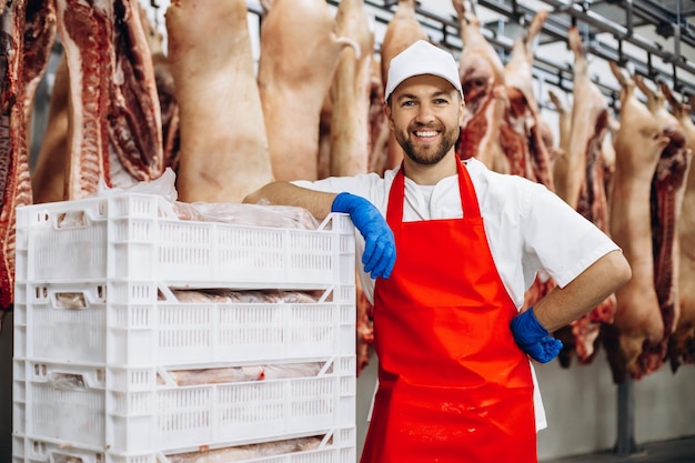 Foto açougueiro no freezer com caixa cheia de carne