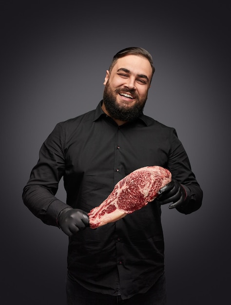 Foto açougueiro sorridente com carne crua