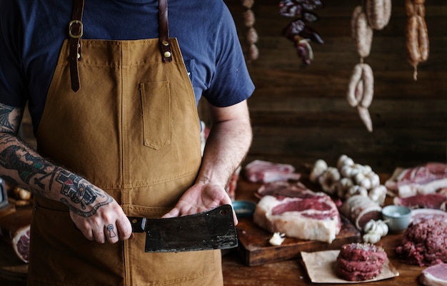 Açougueiro vendendo carne em uma loja de açougueiro comida fotografia receita idéia