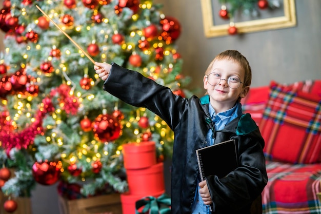 Foto acredita na magia das luzes luminosas na sala de estar no natal