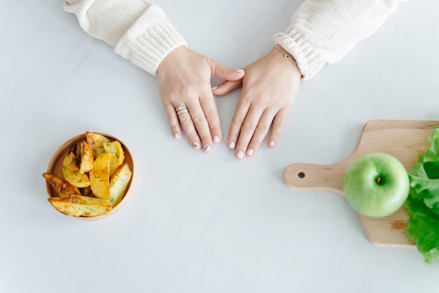 Acrilamida ou alimentação saudável o conceito de escolher uma dieta saudável ou não saudável vista superior espaço em branco